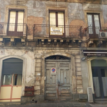 Centro storico Catania, Via G. Oberdan n. 37 in palazzina d'epoca 4 vani ed accessori, piano primo